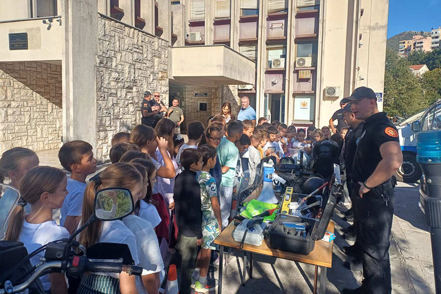 ucenici-daso-pavicic-posjetili-Centar-bezbjednosti-Herceg-Novi